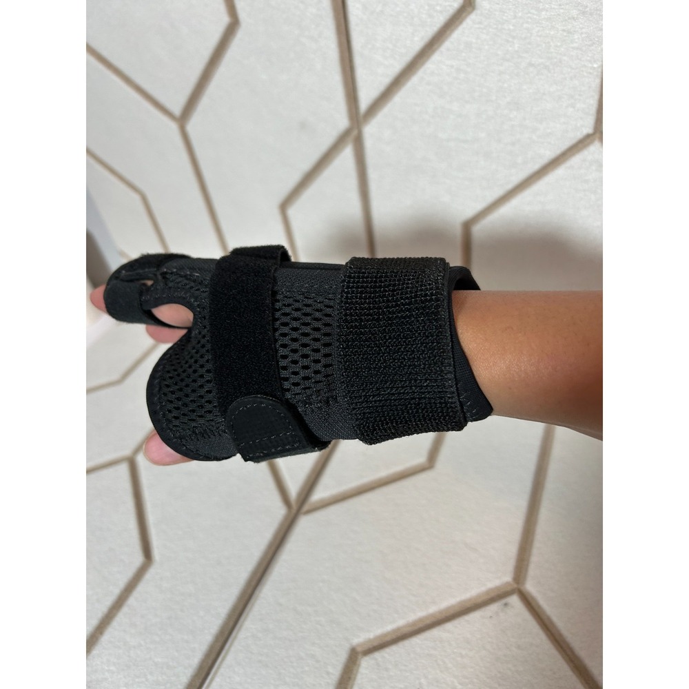 Mueller Thumb Stabilizer Wrist Brace Support Black Adjustable Left Right - Picture 2 of 6